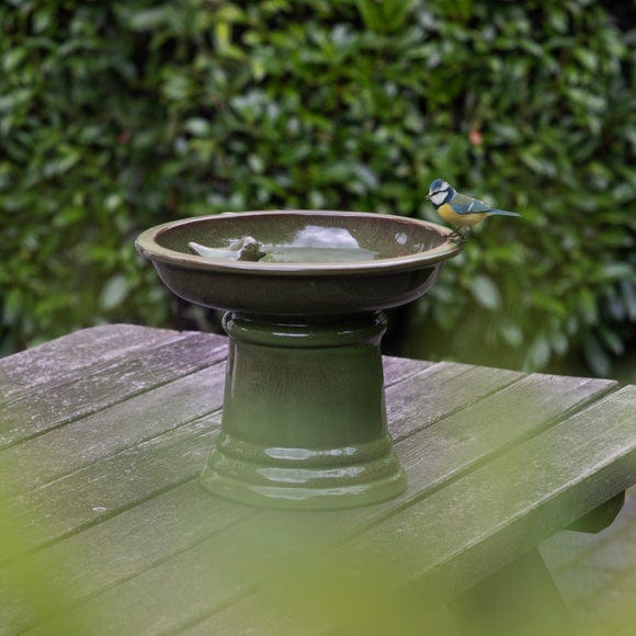 Fuente para pájaros con pedestal de terracota pequeña Fallen Fruits Fuente para pájaros con pedestal de terracota pequeña Fallen Fruits