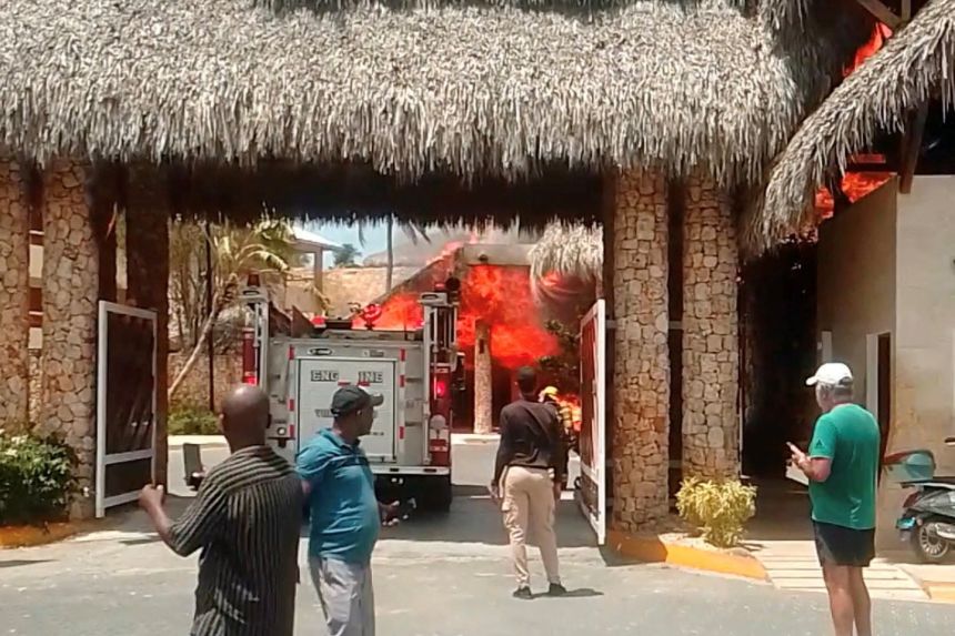 La gente observa un incendio en el resort Viva Dominicus en Bayahibe, La Altagracia, República Dominicana, el 19 de junio de 2026, en esta imagen fija tomada de un video en las redes sociales.