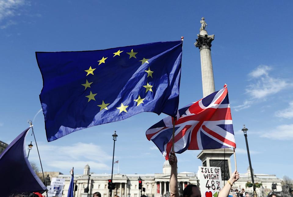 Activistas anti-Brexit sostienen la bandera europea y la bandera de United Jack mientras pasan junto a la Columna de Nelson en Trafalgar Square hacia el Parlamento británico en Londres, el sábado 25 de marzo de 2017. (Foto AP/Kirsty Wigglesworth) - The Canadian Press
