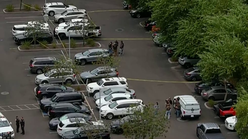 Varios agentes del orden acudieron a un hotel cerca de 28th Street y Camelback Road.