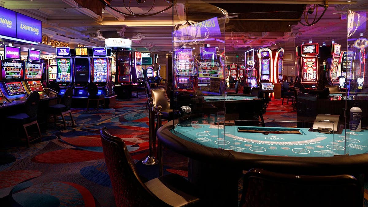 Divisores de plexiglás instalados en mesas de juego en el Bellagio Resort and Casino en Las Vegas, Nevada