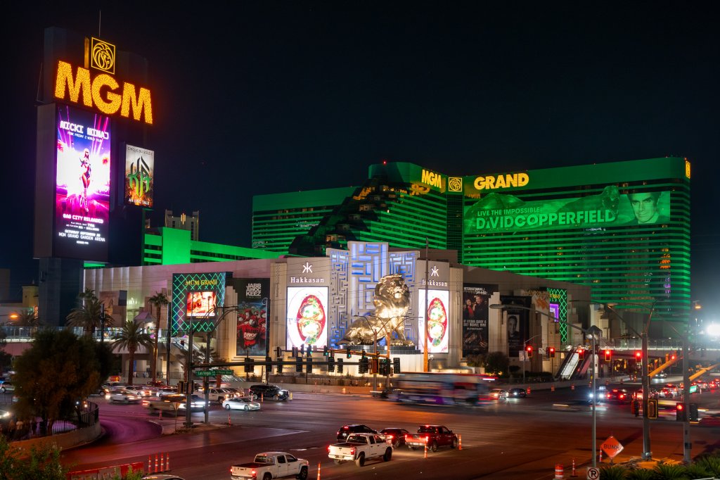Una toma de Vegas Street y el hotel de noche.