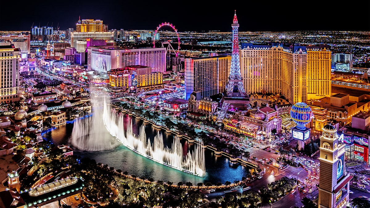 Vista aérea del Strip de Las Vegas iluminado por la noche en Nevada