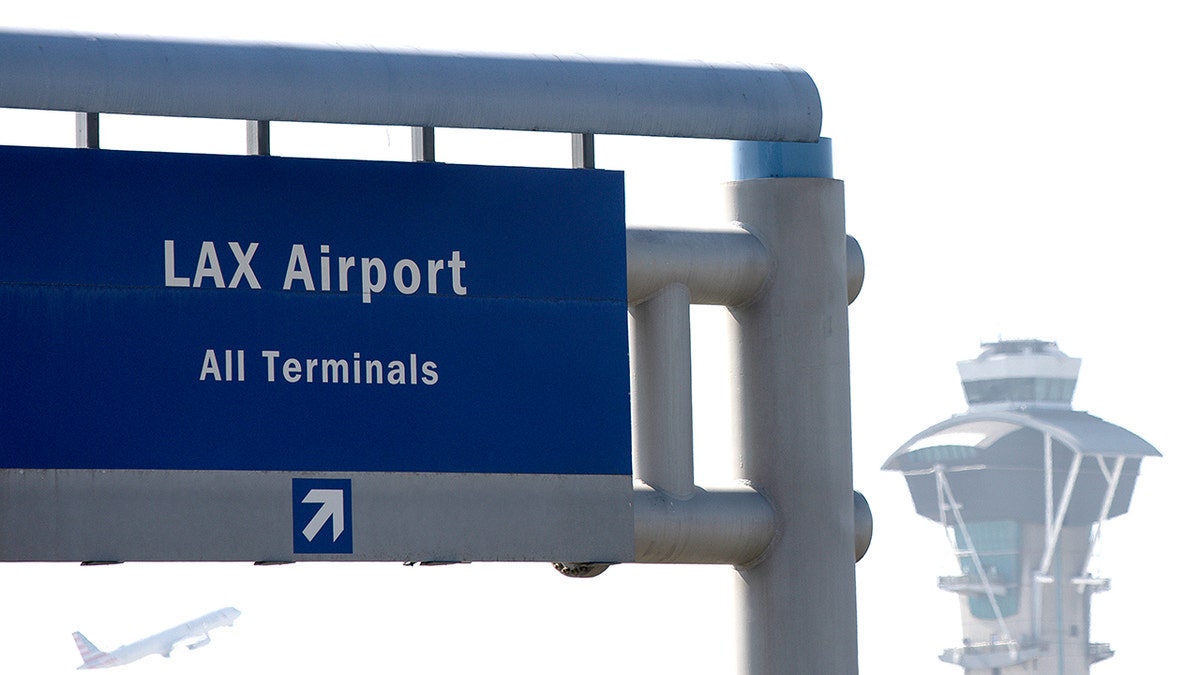 La torre de control del tráfico aéreo en el Aeropuerto Internacional de Los Ángeles con controladores en funcionamiento.