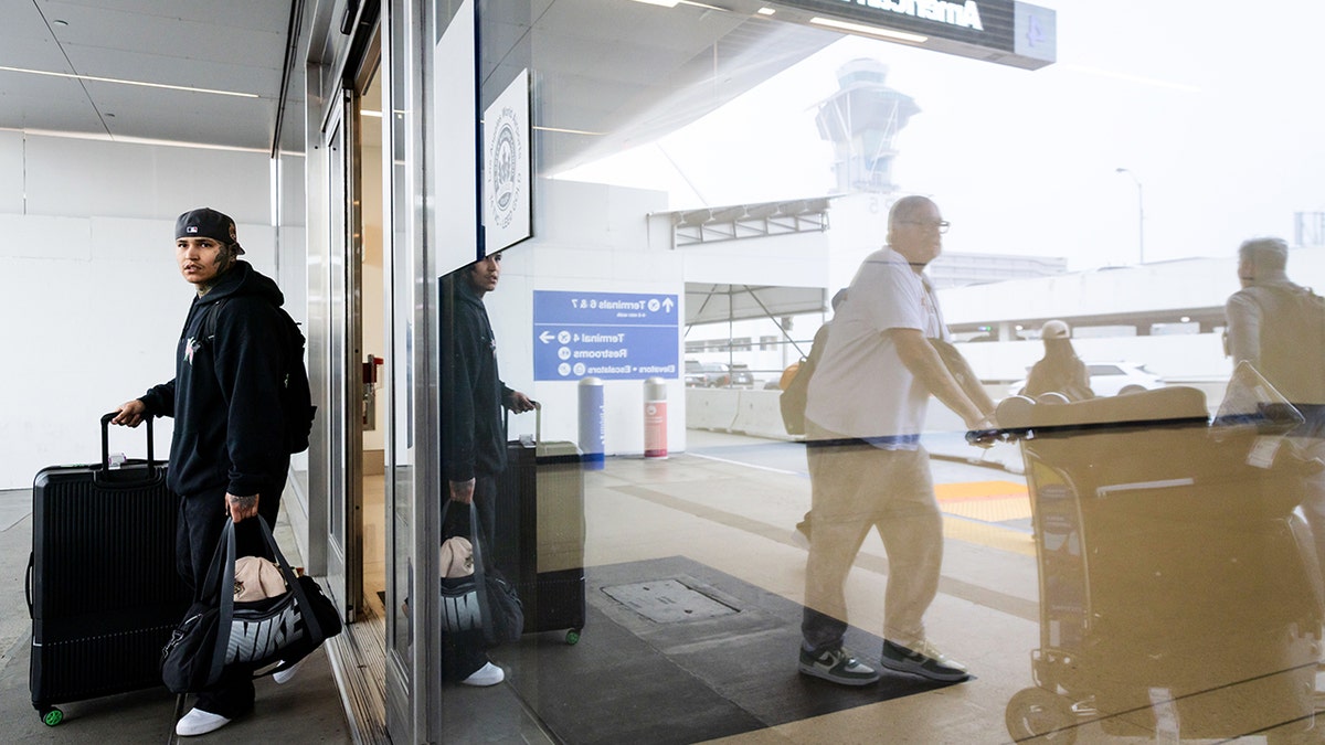 Pasajeros saliendo de una terminal del Aeropuerto Internacional de Los Ángeles